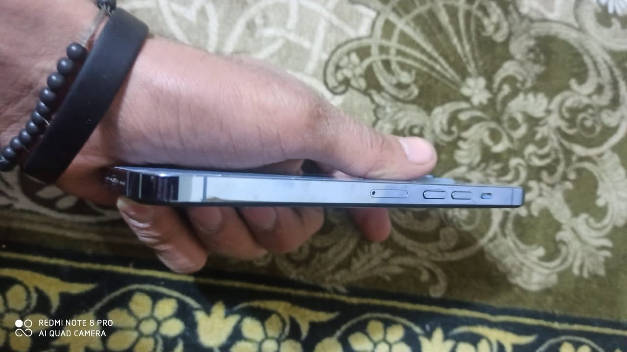 سلام عليكم عندي اليفون 13 برو ماكس جهاز مدل شاشه وبطاريه شاشه وكامره نوعيه زينه ولبطاريه ميه وذاك ليوم بدلتهة جهاز حلو 
نموذج M مكاني بغداد الجديده رقم الهاتف***********
