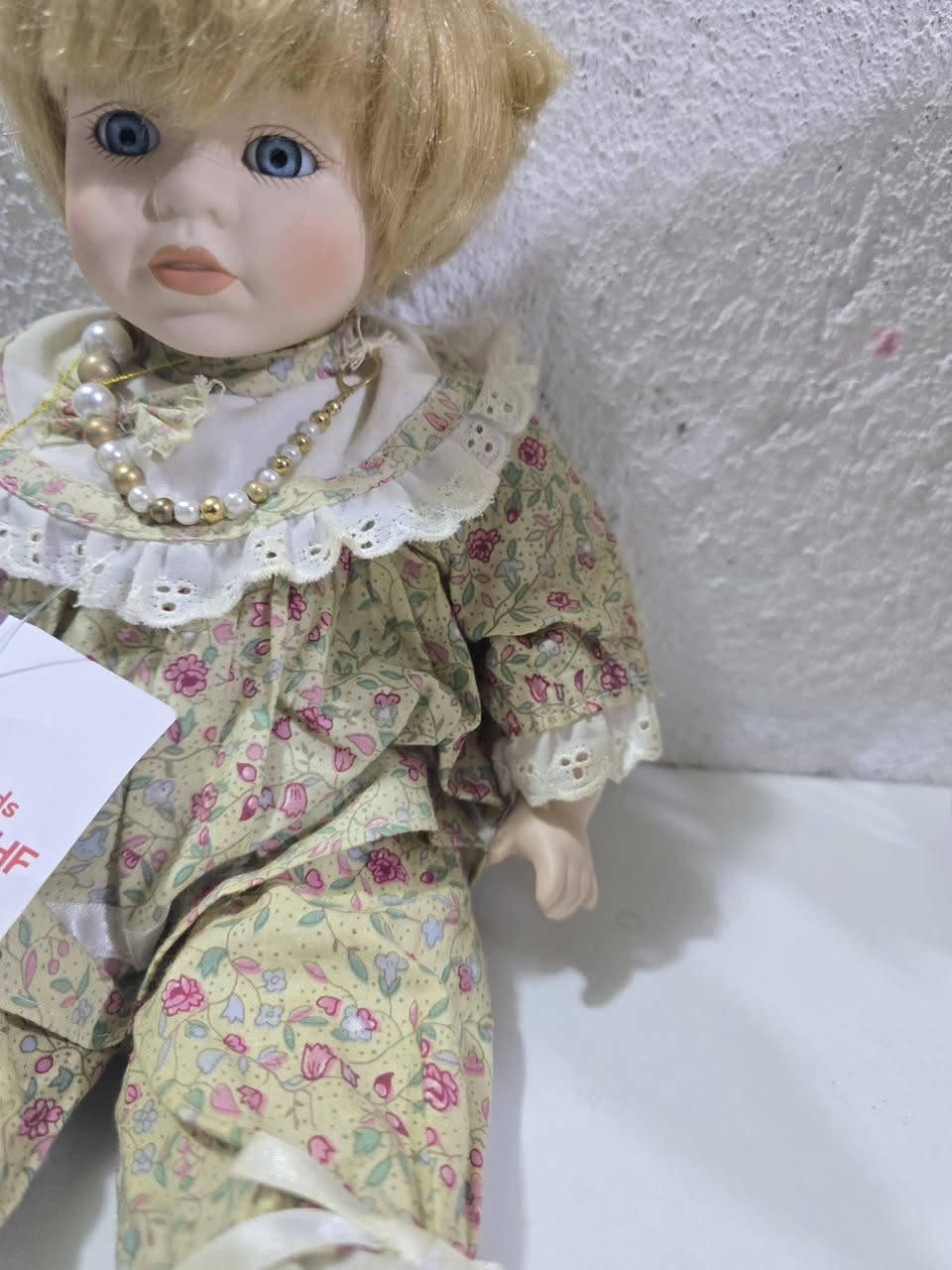 دمية خزفية نادرة  تُدعى "أليس" (Alice) من مجموعة The Promenade Collection الشهيرة. تم تصنيعها من البورسلين الناعم (Bisque Porcelain) وتتميز بملابسها الفيكتورية المزينة بالورود والدانتيل الأبيض. 
نظيفة جدا ترتدي قلادة مع اوراقهة الرسمية واماكن شرائها الاصلية متحمل الدمية ملصقًا يعود لـ مؤسسة القلب البريطانية (British Heart Foundation) مع هاشتاج #BoughtAtBHF، مما يوضح أنه تم شراؤها من متاجر الأعمال الخيرية التابعة للمؤسسة في المملكة المتحدة 
الحجم ٣٠ سم 
بيهة ضرر بالرأس من الخلف ممبين مغطي الشعر 
السعر 25 الف


**إذا كنت صاحب هذا الإعلان وتريد حذفه لأي سبب، رجاءا أرسل رسالة إلى الدعم الفني**