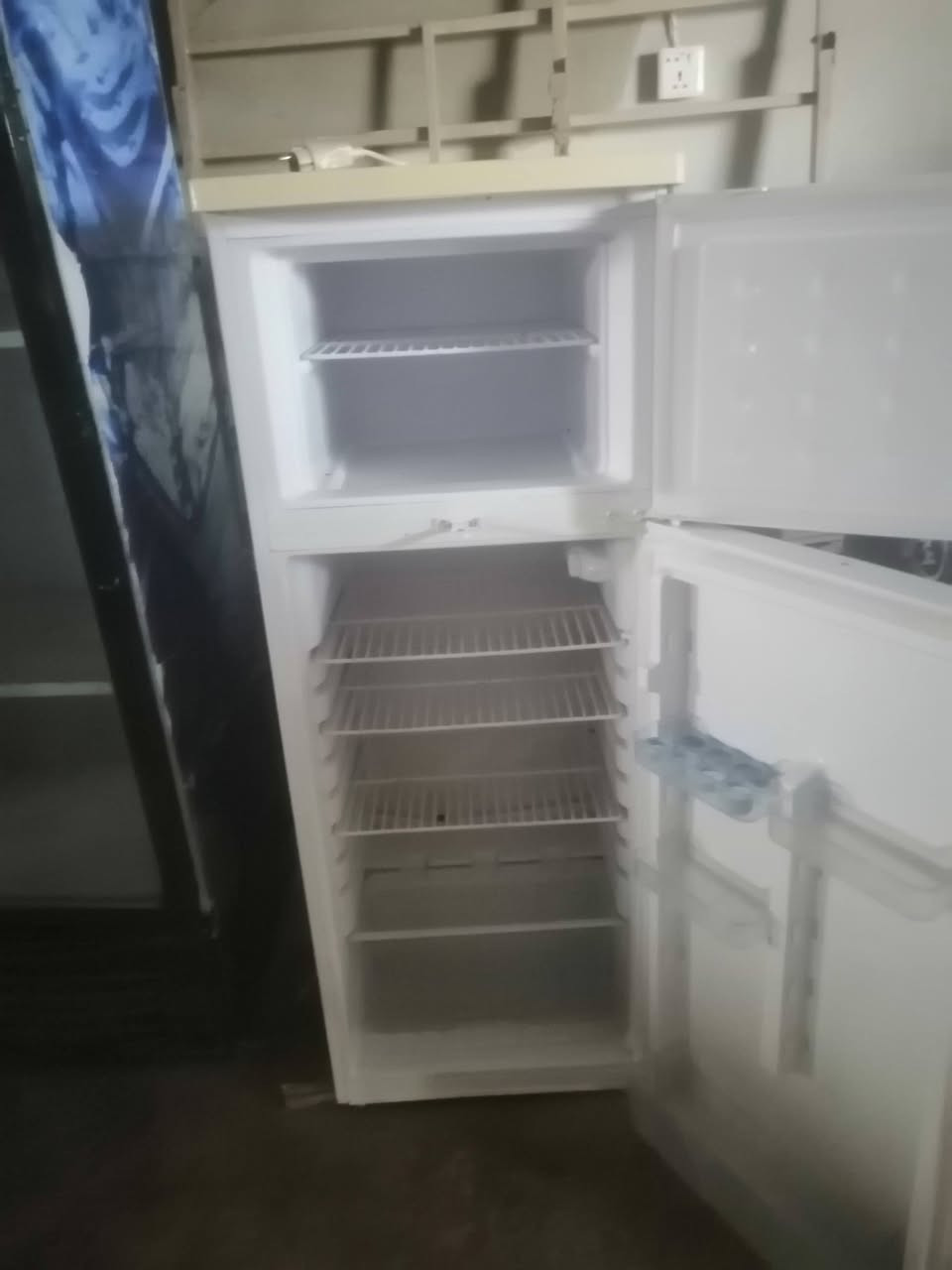 تلاجة للبيع و نظيف ضمان 10 يوم حجم 10 قدم عنوان مخيم كبرتو تابع دهوك رقم واتساب *********** محل بيوار شنكالي رقم واتساب ***********
