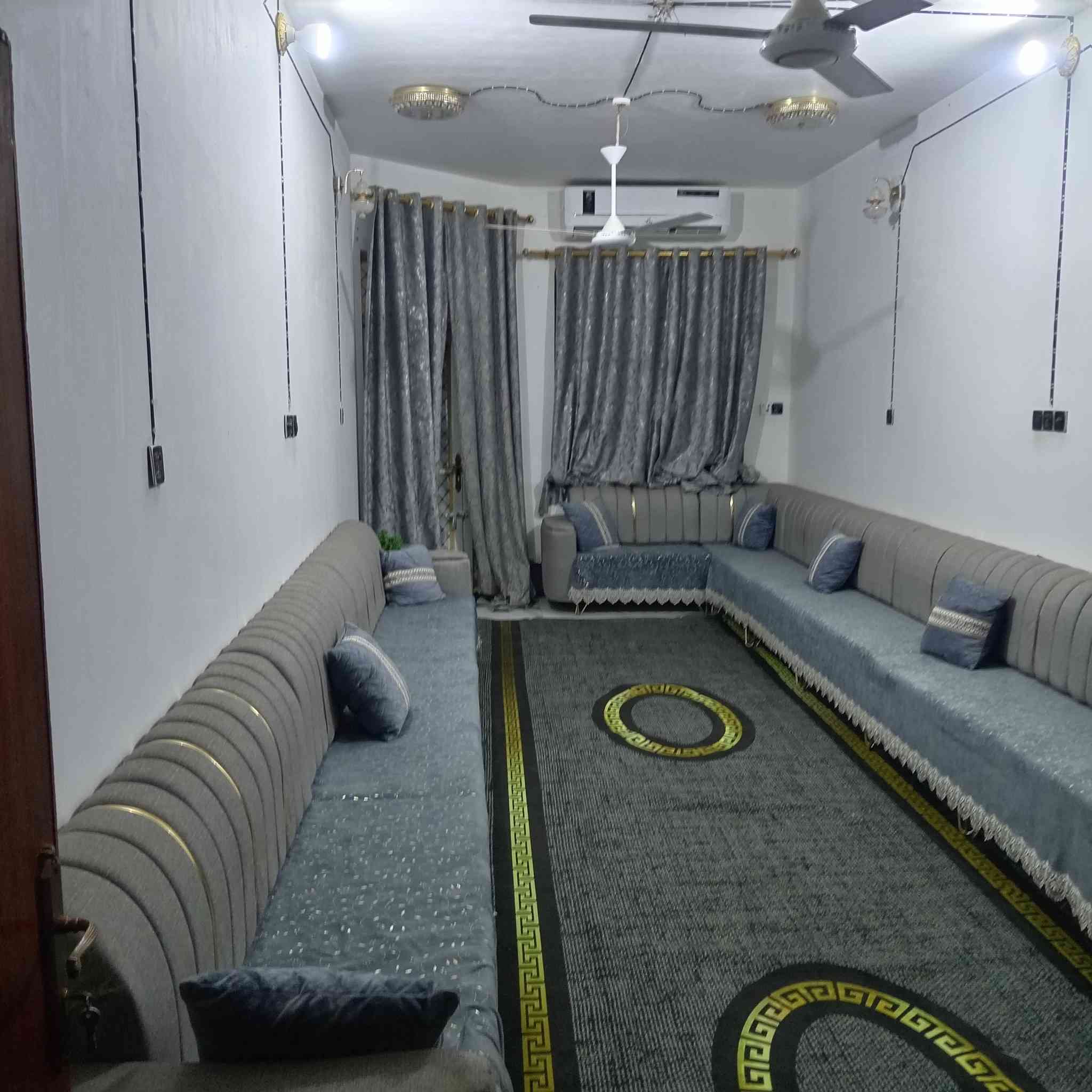 السلام عليكم ورحمة الله وبركاته بيت للبيع ١٧٣ متر مع اثاث البيت نظيف كلش بي غرفه وصاله ومطبخ قرب مدرسه فيصل دلول واستقبال وصحيات  وساحه جبيره ***********
