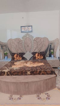 سرير • أثاث