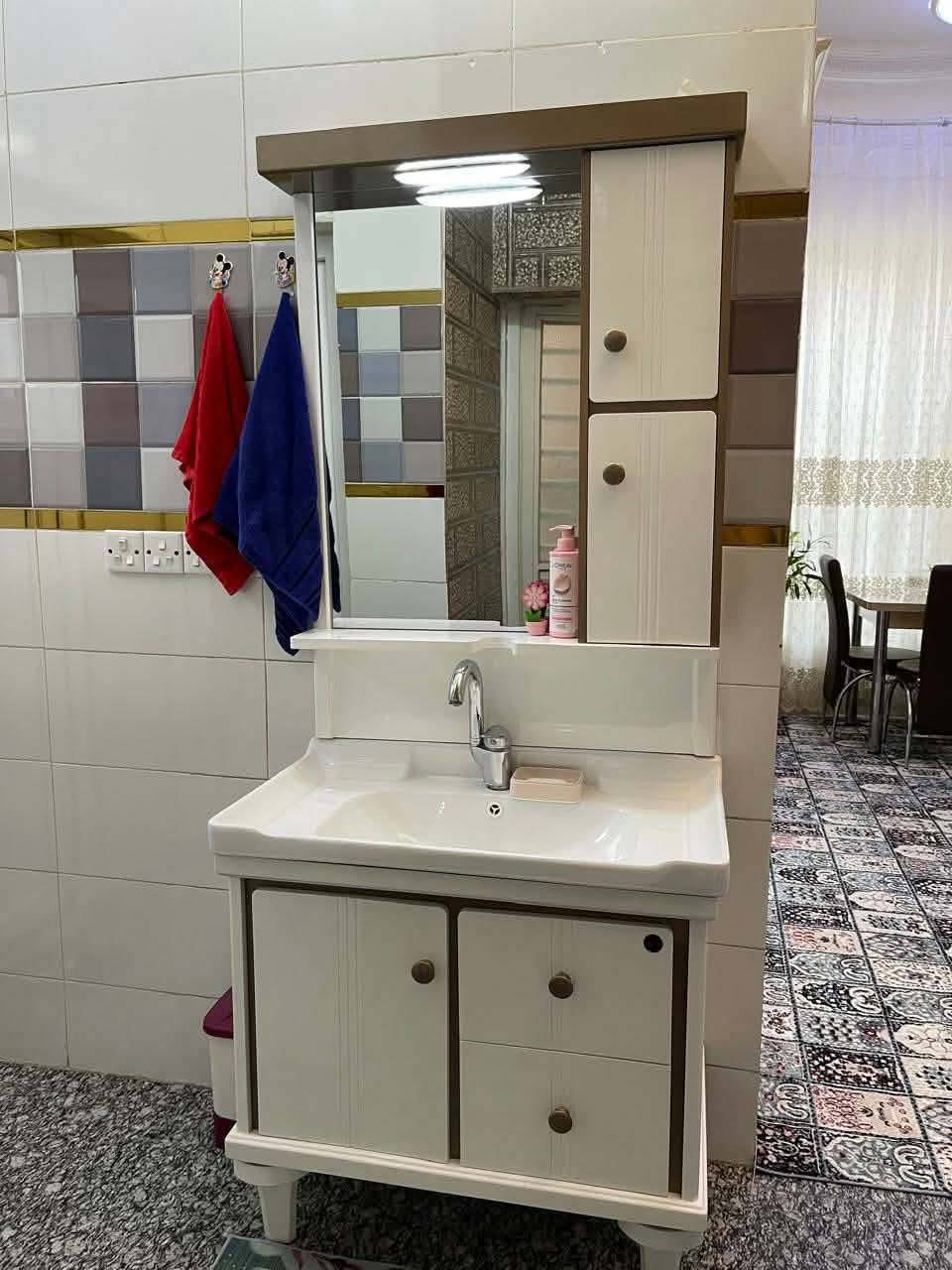 بيت بحي الجاير مقابل حي الشرطة ثالث بيت عن حولي 100طابق واحد 100متر  بظهر التجاري شارع مقرنص 7 متر والشارع نهايته مغلقه وعدد البيوت بالشارع تقريب 15 بيت مكان جدا مناسب للسكن او يصلح حسينه علما سعر المتر بظهر البيت 3 مليون 
السعر  185
***********
ابو ليان
