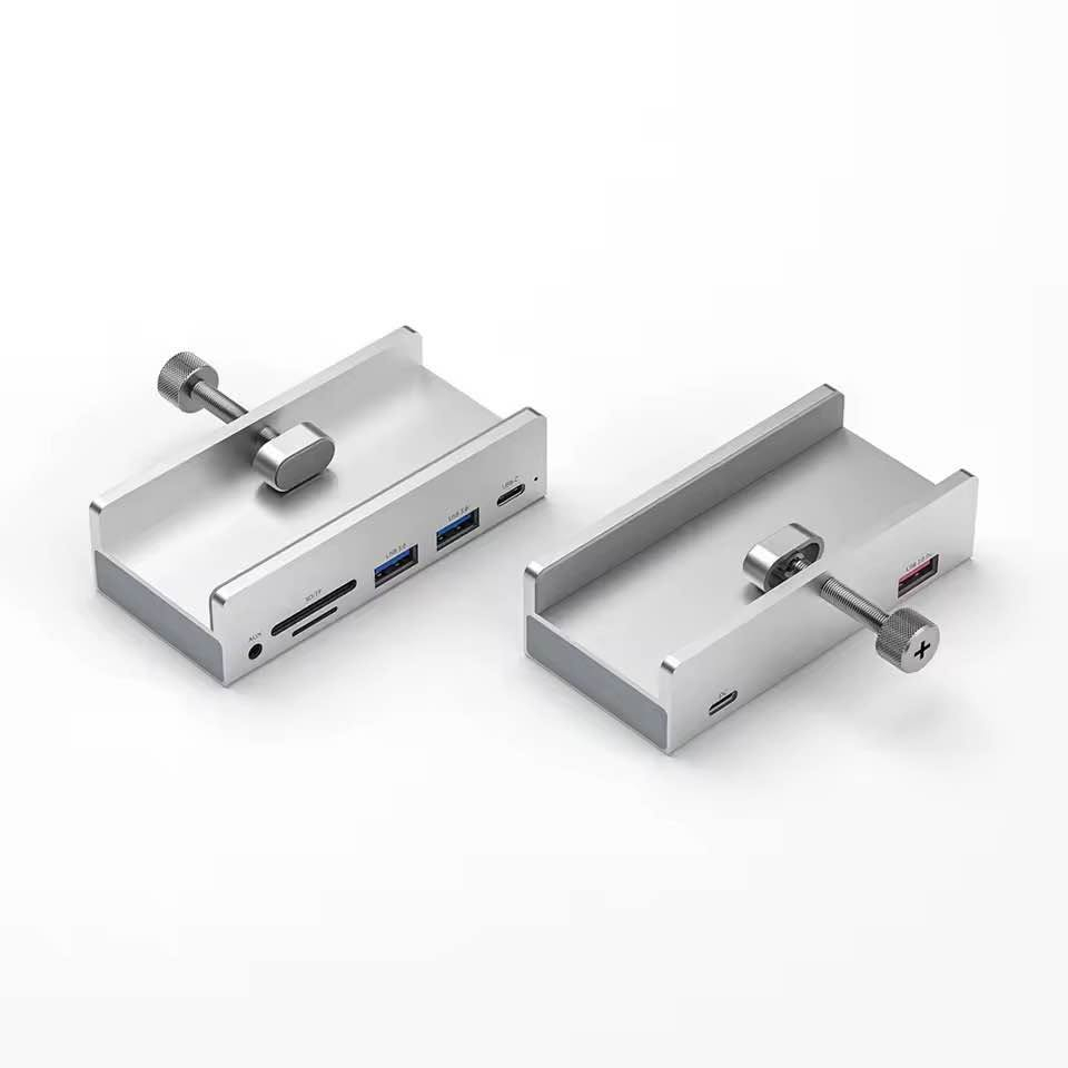 کوردی:
یو ئێس بی هەب مێزی 6 لە 1 (USB 3.0 Hub Clamp) بەستن بە قەراغی مێز و شاشە

چارەسەرێکی ناوازە و ڕێک و پێك بۆ ڕێکخستنی کەیبڵەکانی سەر مێزەکەت! ئەم USB Hubـە بە برغوی تایبەت بە قەراغی مێزەکەت یان ژێر شاشەی کۆمپیوتەرەکەت (iMac یان مۆنیتەر) توند دەبێت بەبێ ئەوەی جێگا بگرێت. خێراییەکی ئێجگار بەرزی هەیە لە گواستنەوەی داتادا.
تایبەتمەندییەکان:
 پۆرتەکان (6 دانە لە یەکدا):
 2 پۆرتی USB 3.0 (خێرایی 5Gbps بۆ فلاش و هارد).
 1 پۆرتی Type-C (بۆ گواستنەوەی داتا).
 شوێنی کارتی میمۆری SD / TF (بۆ میمۆری مۆبایل و کامێرا).
 پۆرتی AUX (بۆ هێدفۆن و بڵندگۆ).
 پۆرتی هێز (Power IN): خاوەني پۆرتی لایەنی Type-C (5V/2A) بۆ پێدانی کارەبای زیادە کاتێک هارد دیسکی گەورەی پێوە پەیوەست دەکەیت.
 ماددە: دروستکراو لە ئەلەمنیۆمی بەهێز و سووک (Silver Aluminum).
 دیزاین: زۆر ئاسان جێگیر دەبێت و مێزەکەت بە تەواوی خاوێن و ڕێک دەهێڵێتەوە.
 ناوەرۆک: ئامێرەکە خۆی لەگەڵ کەیبڵی بەستنەوەی بە کۆمپیوتەرەوە.

العربية (Arabic)
موزع يو اس بي ميكانيكي (USB 3.0 Hub Clamp) 6 في 1 يثبت على حافة الطاولة أو الشاشة

أفضل حل لتنظيم مكتبك وتوسيع منافذ الكمبيوتر! موزع USB ذكي يأتي بمشبك (Clamp) قابل للتعديل ليثبت بإحكام على حافة الطاولة أو أسفل شاشة الكمبيوتر (مثل شاشات iMac أو المونيتور)، مما يوفر مساحة سطح المكتب ويسهل الوصول للمنافذ.
المواصفات والمنافذ:
 6 منافذ في جهاز واحد:
 منفذين USB 3.0 فائقة السرعة بنقل بيانات يصل إلى 5Gbps.
 منفذ Type-C لنقل البيانات الحديثة.
 فتحات قراءة كروت الذاكرة (SD / TF Card Slots).
 منفذ صوت AUX لسماعات الرأس.
 منفذ طاقة إضافي (Power IN): يحتوي على منفذ Type-C جانبي (5V/2A) لتغذية الهاردات الخارجية الكبيرة بالطاقة المستقرة.
 المادة: مصنوع من سبائك الألمنيوم المتينة والمقاومة للخدش باللون الفضي الفخم.
 المحتويات: الهب (HUB) مع كابل التوصيل الأصلي بالكمبيوتر. السليمانية, العراق


**إذا كنت صاحب هذا الإعلان وتريد حذفه لأي سبب، رجاءا أرسل رسالة إلى الدعم الفني**