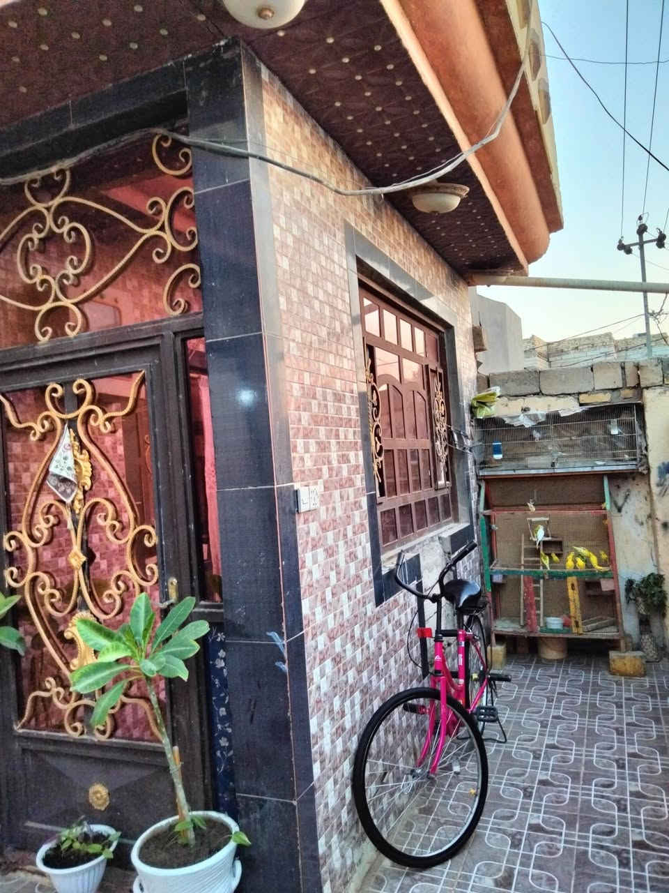 طابو صرف للبيع كفل حي العسكري قرب ابو صلاح المختار مساحة 115غرفه جوه وفوك استقبال هول مطبخ صحيات داخليه خارجيه تبليط مجاري عالي عن الشارع السعر خاص  او واتساب***********
