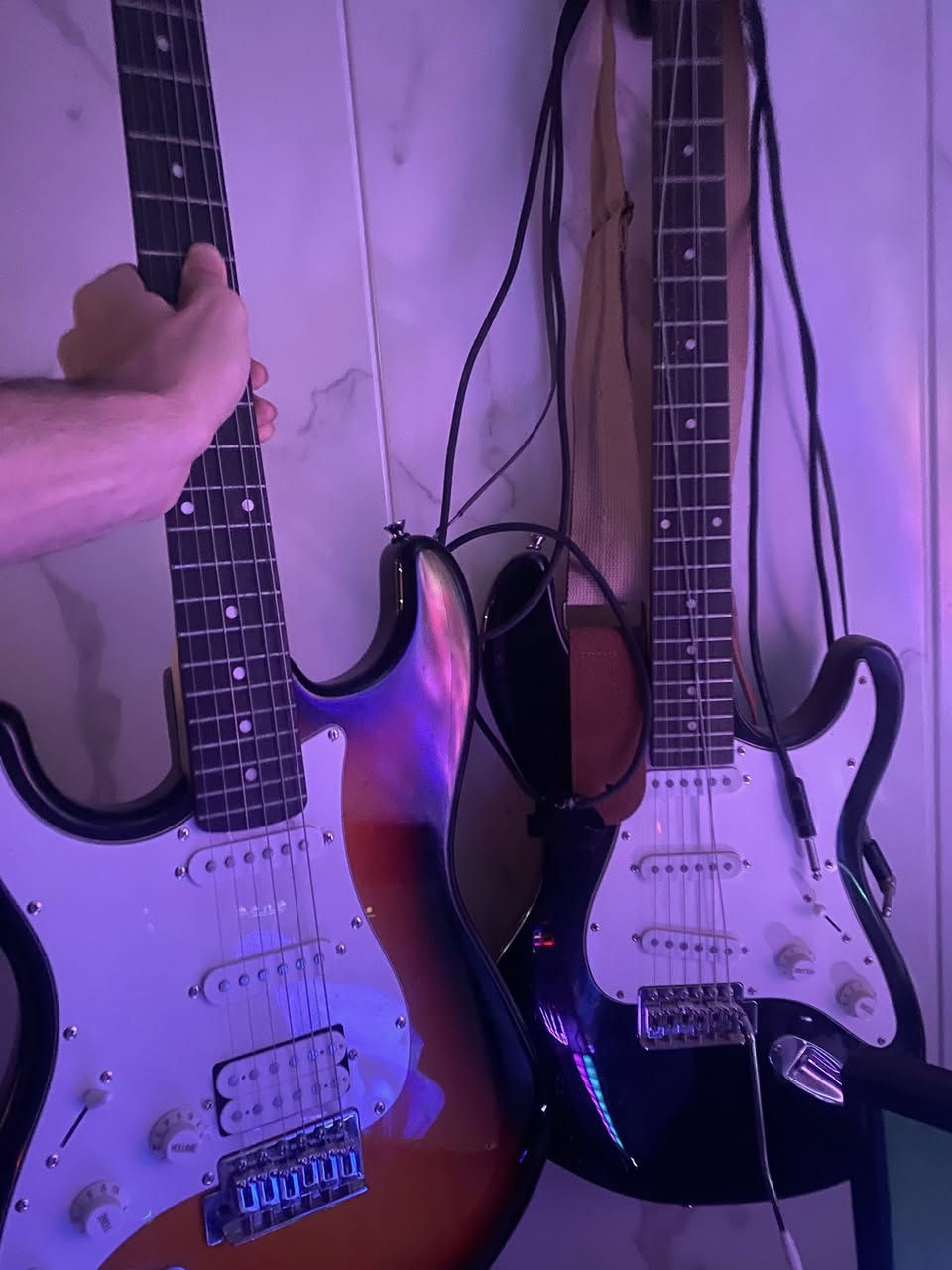 من رخصه الادمن 
سيت اب كامل للبيع ( استديو خاص للمونتاج والرندر )
Mini key sm25 ii
donner starrypad
Key smart اختصارت
كرت صوت focusrite solo gen 4
مايك بويا 
شاشه لمس ١٠ انج 
ماوس ريد دراكون 
كيبورد ريد دراكون 
كيتارات ٢ الاسود بدون ماركه والثاني donener كامل ملحقات
شاشات ٢ كبار 
كرسي fantech
وكو هواي غراض وياهن بعد 
um790 pro
🧠 المعالج (CPU)
 • AMD Ryzen™ 9 7940HS
• 8 أنوية / 16 خيط معالجة
• سرعة أساسية ~4.0 GHz وتصل حتى 5.2 GHz
• ذاكرة تخزين مؤقت 16 MB  

🎨 المعالج الرسومي (GPU)
 • AMD Radeon™ 780M مدمج
• أداء جيد للألعاب الخفيفة وتطبيقات الرسوميات
• سرعة تردد حتى 2800 MHz  

💾 الذاكرة (RAM)
 • 32 GB DDR5 (Dual Channel) بسرعة 5600 MHz
 • قابل للتوسيع حتى 64 GB  

💿 التخزين
 • 1 TB PCIe 4.0 NVMe SSD
 • فتحات M.2 2280 ×2 (يمكن تركيب وحدة إضافية)  

🌐 الاتصال
 • Wi-Fi 6E
 • Bluetooth 5.2 / 5.3 (حسب الإصدار)
 • Ethernet 2.5G  

🔌 المنافذ (Ports)
 • USB-A 3.2 Gen2 ×4
 • USB4 ×2 (يدعم فيديو 8K @60 Hz و Power Delivery)
 • HDMI 2.1 ×2 (حتى 4K @144 Hz)
 • مقبس سماعة 3.5 mm
 • زر Clear CMOS  

🖥️ الدعم والتوافق
 • يدعم خروج 4K و 8K عبر USB4/HDMI
 • مناسب للعمل المكتبي، إنتاج المحتوى، والتطبيقات الاحترافية


**إذا كنت صاحب هذا الإعلان وتريد حذفه لأي سبب، رجاءا أرسل رسالة إلى الدعم الفني**