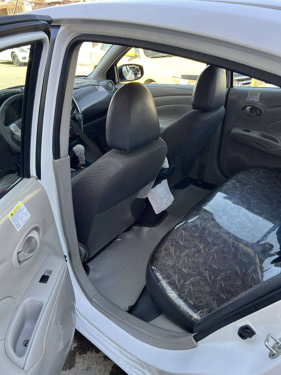 نيسان صني مصري. للبيع 2025 سياره كفاله عامه من الضربه والصبغ والسياره مدوشمه بالكامل *********** السعر 125 مكاني الدوره
