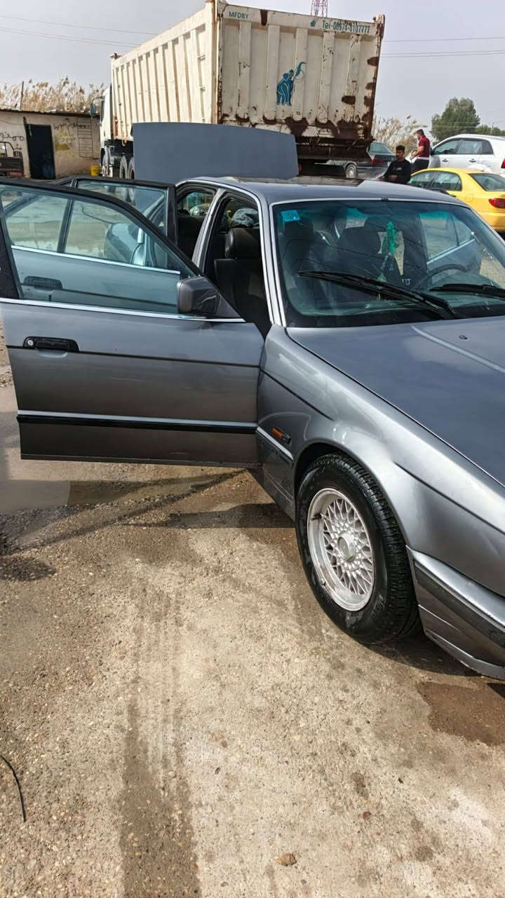 السلام عليكم من رخصه مدير الكروب بي ام دبليو للبيع رقم بغداد باسمي موديل 1991 مكينه مسكر عدله تخم تاير جديد سياره جاهزة نواقص بس تبريد ودوشمه*********** سعر 55ورقه وبيه مجال
