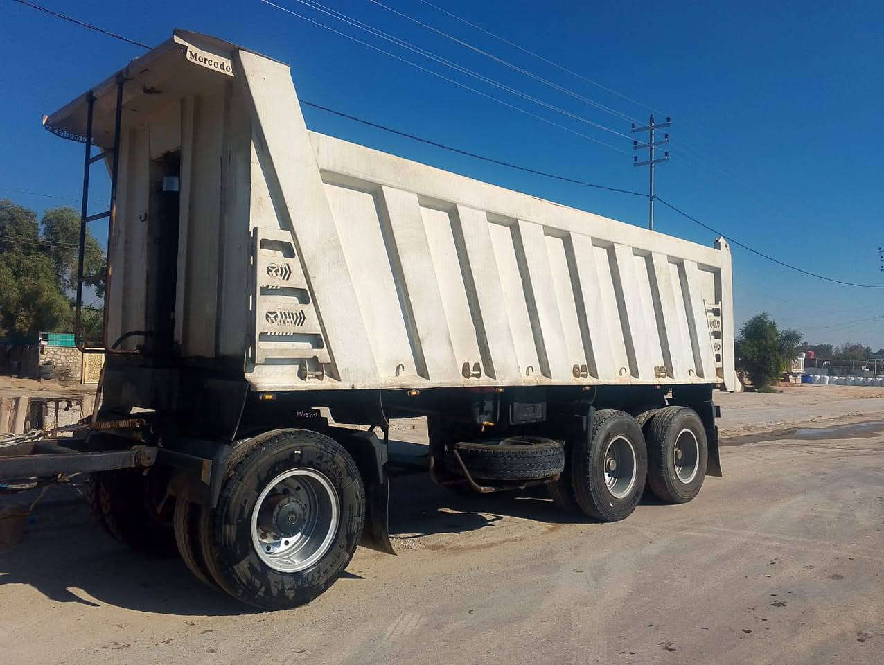 سلام عليكم مقطوره مايلر للبيع دناكير ١٦شاصي مكفول 16اصل تريله  بيم رفيع يعني تريله بس تفتح الكرسي تريده تريله اومقطوره تشتغل ***********او ***********
