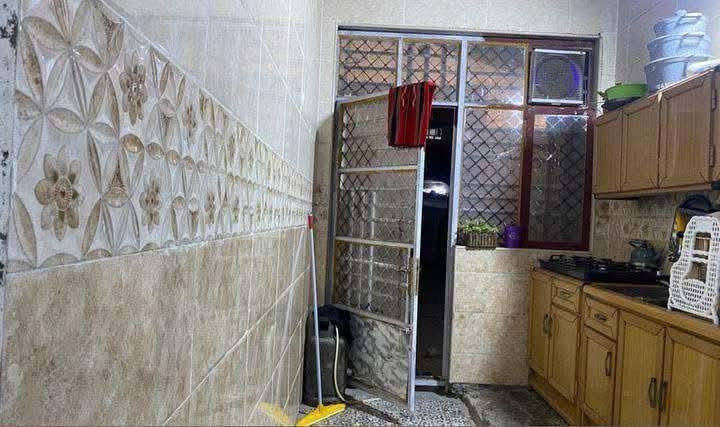 السلام عليكم بيت شجير مقابل ابيوت الطابو مساحة 180 متر الامين سكينه شارع المدارس صاير على التبليط بيه البناء الارضي غرفة واحدة استقبال ومطبخ وتواليت خارجيه السكف مالته صب وكراج  سيارة  اما الفوك بيه غرفة واحدة فقط السكف مالته  سندويج وبيتونه السعر 50 مليون بيه ورقة من البلديه استفسار ***********
