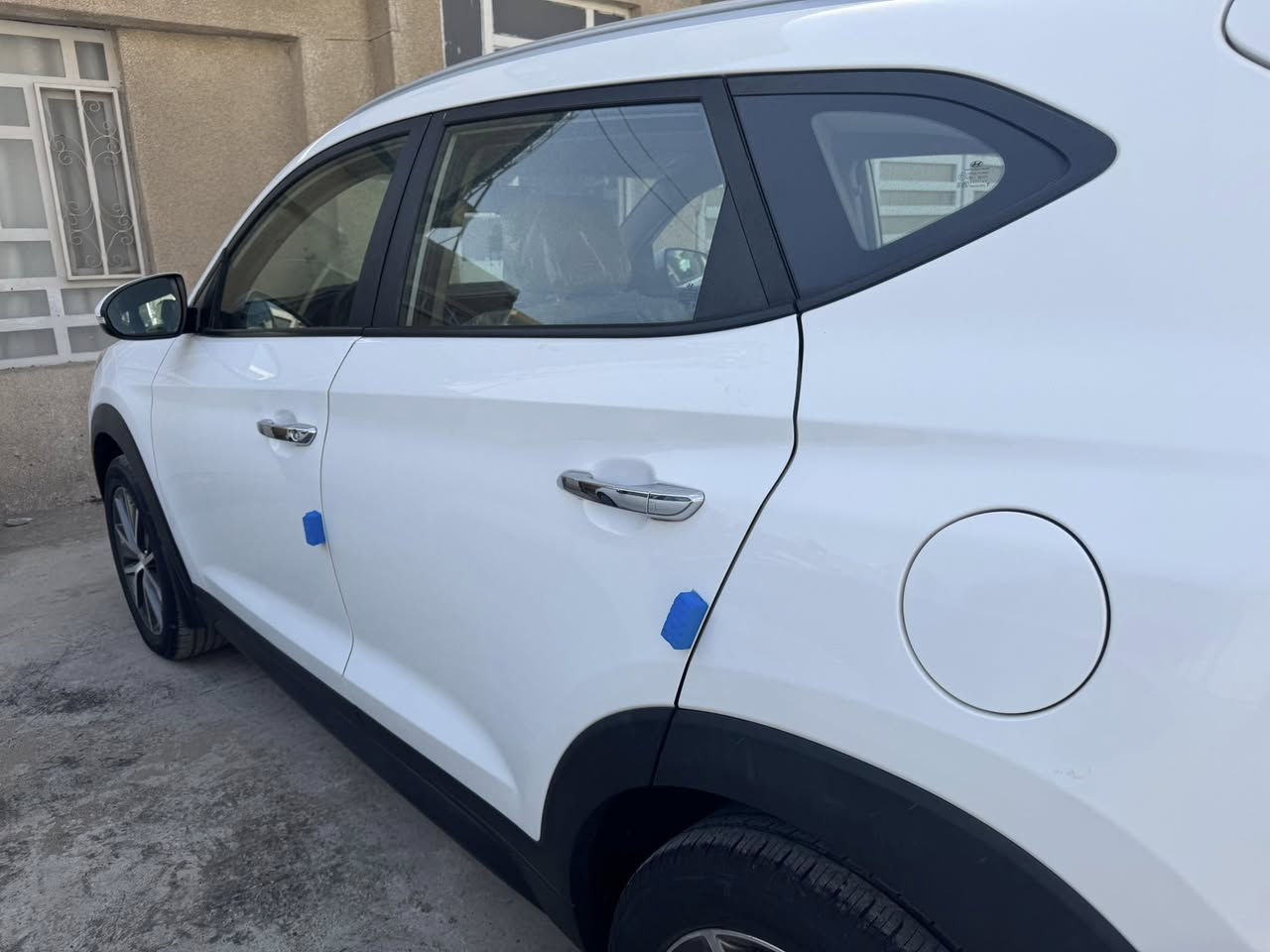 سلام عليكم سيارة توكسان 2017رقم اربيل.  السيارة ع وضع الشركة اني ماخذها زيرو السبير مانازل بدون صبغ ماشيه 58 الف السيارة مكفولة بيها فقط باب الصندوك مبدل بواحد من الشركة والباقي مكفول من كلشي السيارة جديدة العنوان بغداد زيونة والسعر 18 الف دولار  ***********
