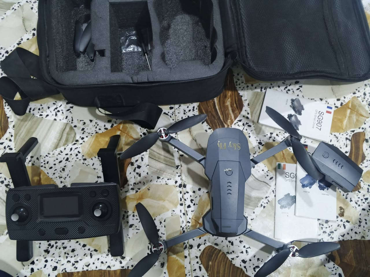 سلام عليكم طياره درون للبيع جديده صارلي شهر من أخذته بعدهي جديده وكلام الله كلشي ما ناقصهه دبل بطاريه المسافه مالته كيلوين وكلام الله بعدني ما مطيره بس مره بس معتاز ورددت ابيعه وخذته قبل شهر ب 450وكلام الله وهسه عارضه ب250  لأن والله معتاز الي يريدهاا يراسلني خاص او يراسلني واتساب عله هاذه الرقم***********
