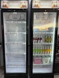 متاح للبيع  عارضة نوال عدد ٢ استخدام قليل جداً  ميز + ٤ كراسي الوان از...