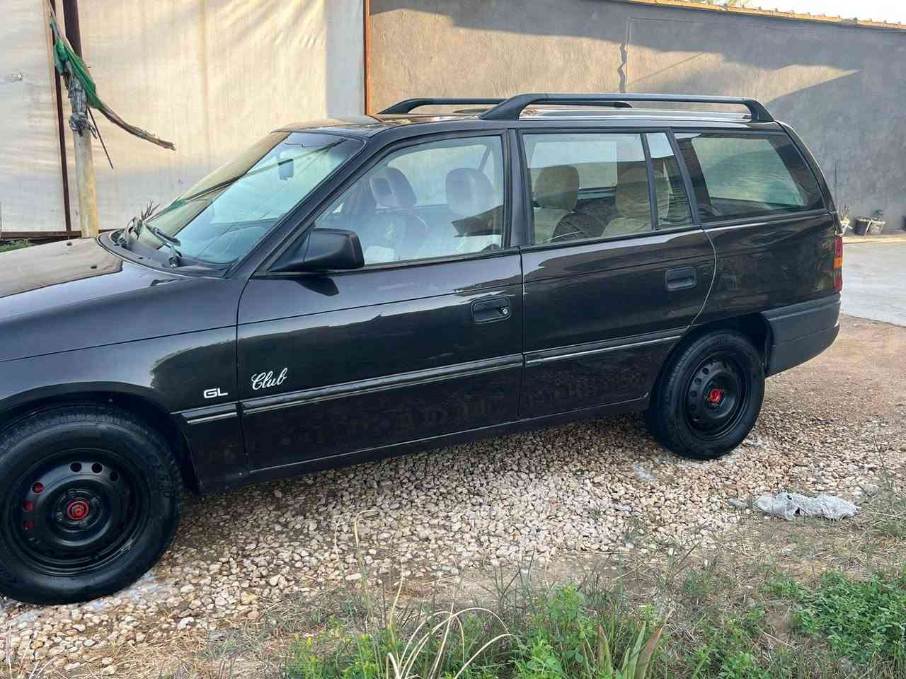 السلام عليكم ورحمة الله 
من رخصة الادمن المحترم 
اوبل استرا  استيشن 
موديل ١٩٩٣
رقم بغداد 
گير عادي 
مكينه ١٦٠٠ نضيفه
حداديه اماميه وخلفيه جديده
السياره بلاديه لاخياس ولا سمكره عل وضع البلاد 
مصبوغه عام جماليه 
داخل جديد 
كهربائيات كله شغاله 
السياره وارد ياباني تبريد اصل بس بي نواقص مايشتغل
تخم تاير جديد 
باتري جديد
السياره جاهزه وين يعجبك اطلع بيه
السعر المطلوب ٤٤ ورقه وبيه مجال 
مكان السياره بابل قضاء الهاشمية 
للاستفسار الاتصال عل الرقم
***********
***********
