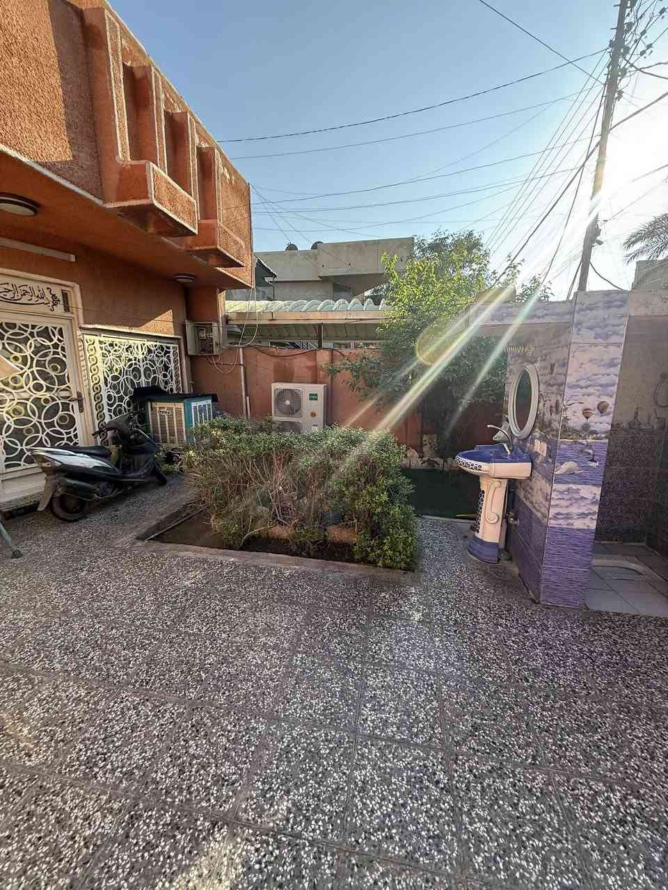 بيت للبيع العنوان البياع شارع المضخه الثاني مساحه 192م حلو ونضيف متكون من استقبال 4*9
وغرفتين 4*6
ومطبخ حار وبارد 
وهول 5*4
و3حمامات 
***********للستفسار
