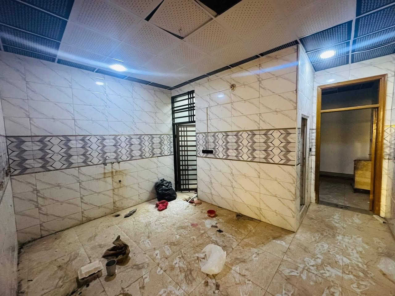 يا الله يوجد لدينا بيت إيجار 100 متر مكانة مجمع بيتي الثاني  ايجار 250 كل شهر بشهر يتكون من صاله ستقبال مطبخ صحيات غرفه  استفسار يوجدواتساب ***********
***********
