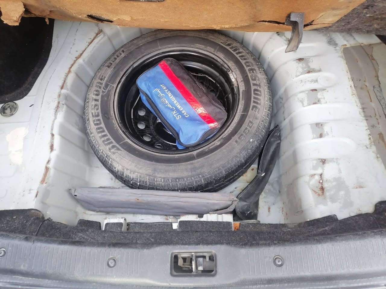 السلام عليكم 
للبيع نيسان سني موديل ٢٠٠٩ ياباني رقم بغداد دولي بسمي السياره جديده بدون حادث وصبغ بيها صبغ شويه يم اليده مال الباب الخلفي محرك ١٦٠٠ مكينه كير صدر تبريد شركه تخم تاير جديد غرفتها مدوشمه جلد شاشه كامره ٤ جام كهرباء سويجات ٢ كتلوكاتها وياها السياره كلش نضيفه جاهزه وعالفحص 
السعر ١١٣ وبيها مجال 
مكان السياره بغداد حي الخضراء 
للاستفسار ***********
