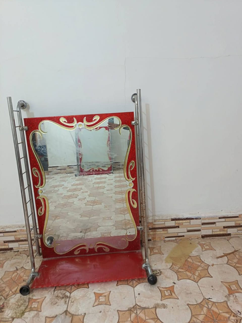 سلام عليكم اخوان اثنين كراسي مع مري اثنين سعر ٢٠٠ ألف نهائي اكو عندي ميز غير تصميم ***********
