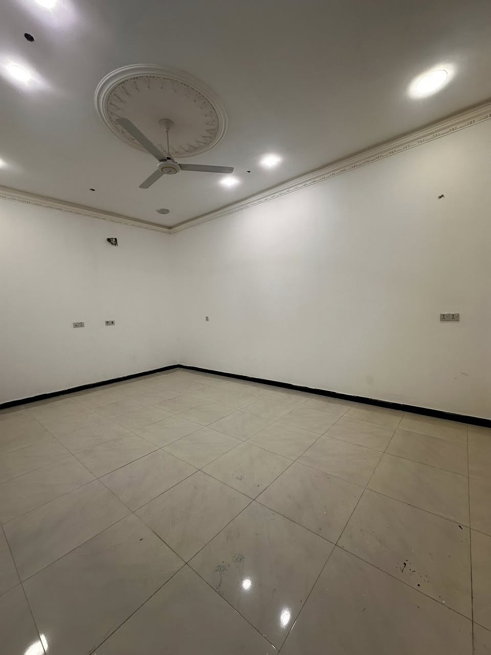 سلام عليكم دار سكن للبيع ابو خصيب كوت الحمداني قرب المدرسه الصفره طابو زراعي عراقي  مكون من 2 غرف وديوان وصاله كبيره وصحيات ومطبخ + صحيات خارجيه داخليه + كراج  متوفر كل الخدمات علا تبليط مباشر مساحه اللبيت 200 متر السعر 95 وبي مجال استفسار ع رقم ***********
