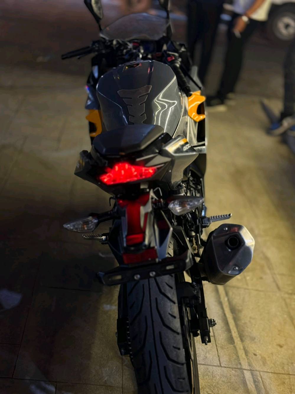 Kawasaki ninja
کوردی عربی  
400دو پستن 
2 بستن 
محرک کپس  مکینه کپس 
بریک امامی خلفی abs استاپی پیش پشتون abs
کفرات بدون صبغ  بدون شخط 
 کفر بی عیب بی بویاخ 
تایه پیش پشتوه نوی  تایر امامی خلفی جدید 
اگزوز کاتم  کلشی شغال دراجه ب حالت الوکاله 
هموشتی ئیش دکا ب شرط ل سر دقی خوی ماوه زور نرویشتوه اوروپیه مراوسه هم موجود گورینوش دکم