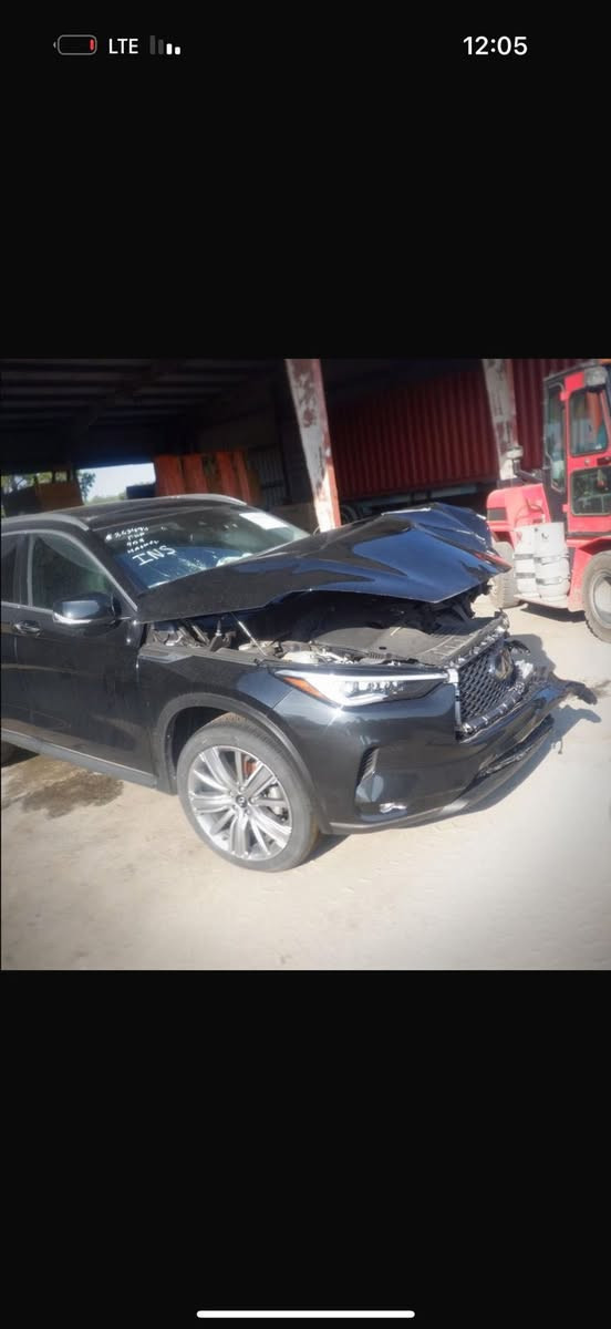 السلام عليكم 
البيع انفنتي QX50
موديل 2022 حادث بس بنيد وجاملغ بارد
سياره كامل مواصفات
مكان بغداد 
السعر 20 الف دولار 
موبيل ***********
