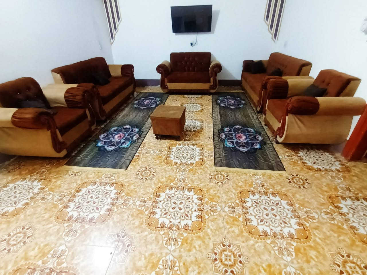 السلام عليكم تخم ١٠مقاعد مستعمل شي قليل للبيع ٣٥٠ وبي مجال ***********
