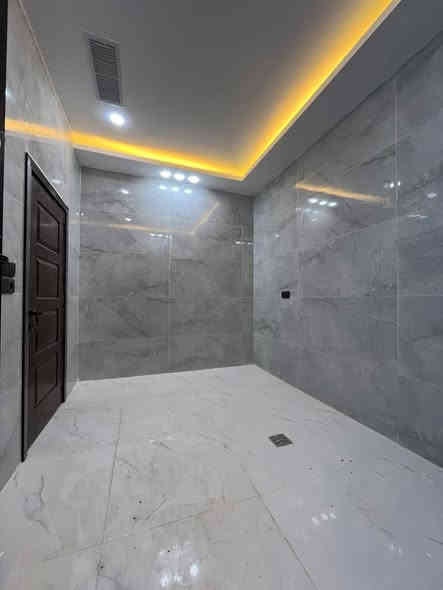 للبيع - بيت في حي الصديق 👍

*المواصفات:*

- *المساحة:* ١٠٠ متر مربع 🏠

- *الواجهة:* ١٠ متر 🌆
- *البناء:* حديث زيرو 🔝

- *الشارع:* ١٥ متر 

*التفاصيل:*

- *طابق - *الطابق الأول:*. كراج 🚗هول 🏠 استقبال 👥. مطبخ  مناور صحيات 🚽 غرفة نوم  *الطابق الثاني:*
. ثلاث غرف نوم 🛏️2. هول  3. صحيات 🚽
سعر 240 مليون 
للإستفسار مراجعة المكتب او الاتصال على الأرقام التالية   عمار العبيدي   

***********

*********** واتساب

  ايمن   

 ‏‪0750 214 4093‬‏    ‏

‏‪0775 630 2993‬‏ واتساب

   اوس 

‏ ‭0770 287 3744

‏  ‬ ‭0750 219 5078‬    

ابو سند 

‭0 775 714 2899‬

عنوان المكتب حي النور سايدين دانية ماركت مقابل افران الرائد   #الرواسي_للعقار
