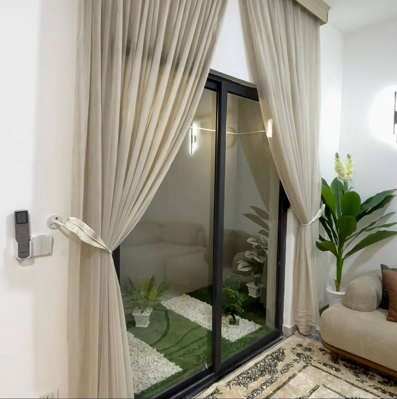 سلام عليكم اخوان🌹رمضان كريم عليكم 

بيت جديد في #مجمع_اللؤلؤة_السكني في كربلاء المقدسة
البيت جديد جداً جاهز للسكن (يحتوي على مطبخ HDF وسبالت عدد ٤ ✅
اثاث كامل مثل بالصوره تاخذوا
زوالي واحهزه كامل
تجهيز جديد كم شهر مشتريهن 

مساحة 200م في المرحلة الاولى جاهز للسكن(في الفرع الرابع) 
خدمات كاملة في المجمع (مي وكهرباء وتنظيف وسكيورتي )

البيت طابقين 

الطابق الارضي صاله ومطبخ واستقبال مع صحيات وحدائق داخليه (٢) وغرفه نوم( ٢) مع صحيات 

الطابق الاول غرفه ماستر كبيره جدا مع صحيات

وسطح داخلي  ومن الممكن بناء غرفه جديدة في الطابق الاول 

✅السعر ٢٢٠ مليون مع الاثاث ينباع جاهز للسكن مباشرةً
البيت  بي سند وتحويل مباشر بأسم المشتري

للجادين في الشراء الاتصال
🔻***********🔻
