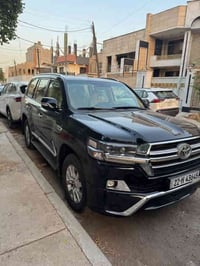 لاندكروز gxr  2017 ماشية ١٤٠ بيهة صبغ بين باب السايق و الجاملغ على كد ...