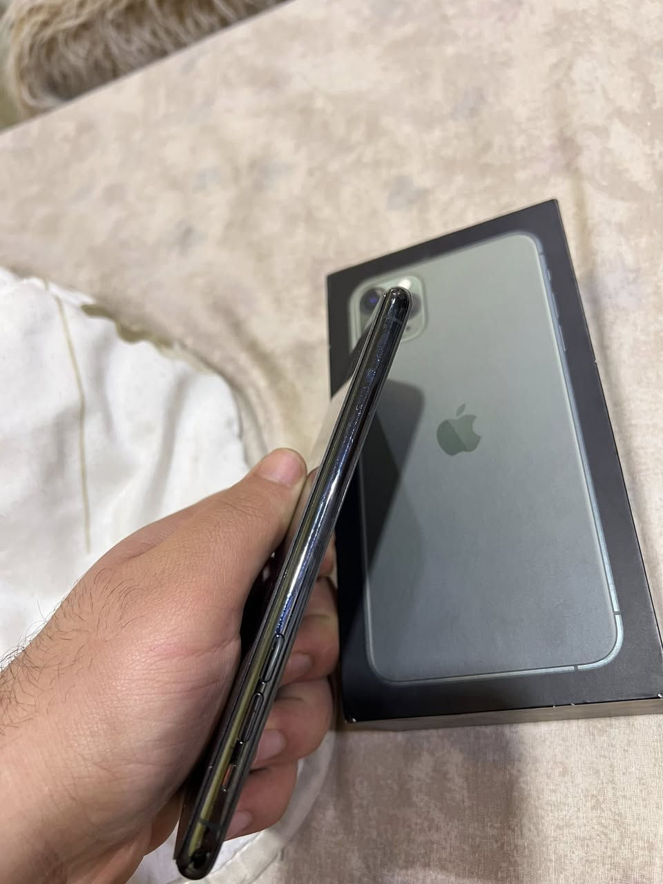 ايفون 11 برو ماكس مامفتوح شرق اوسط  شرطططط كفاله  ضد الماي تجي تغطه بل ماي وتاخذه.       
ذاكره 256 
ويا كفرين 
وكارتونته 
جهاز بطاريه 69 بلاديه
