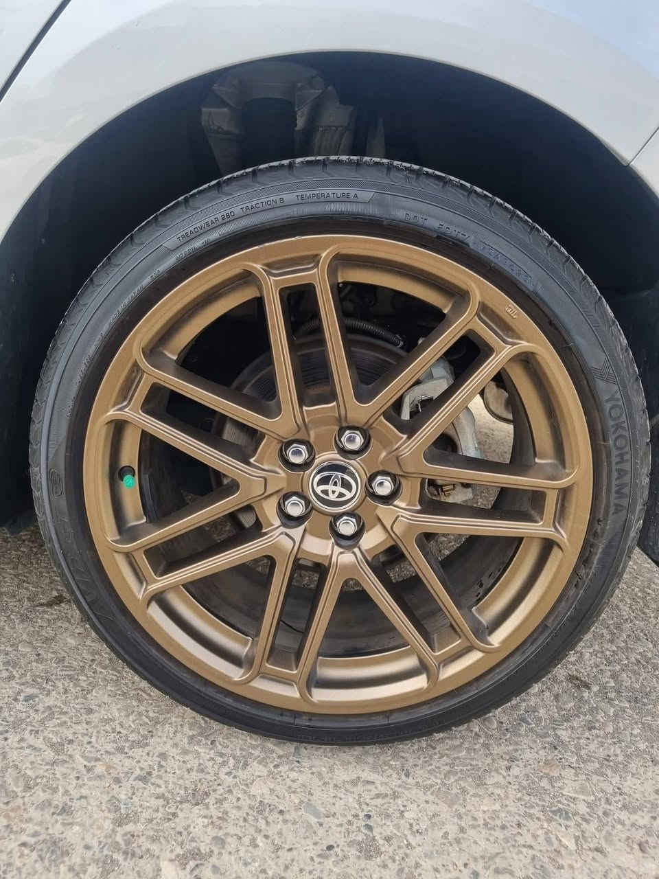 كورولا موديل ٢٠٢٤ مواصفات se special سعر (١٢٧)
ماشي ١٠ ميل 
مواصفات سيارة بصمة، سقف الاسود بلادي، گير شفت،،،
ويل كب TRD، بلوجكتر ، لايت ليد ،زينون ، أتو هولد بريك بصمة ، و بعد هواي مواصفات 
رقم شاصي موجود بالمنشور ضرر ربع بنيد سبغ و جملغ مبدل بلادي نفس لون بدون دواخل 
رقم كاتي ٣ شهر باقي للرقم 
*********** واتساب 
 مكان __أربيل حي فرمانبران
