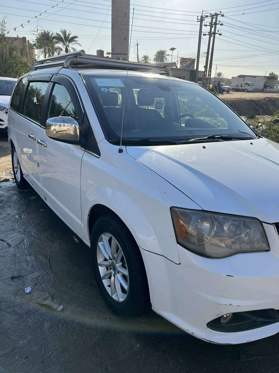 دوج كراند كرفان للبيع فقط
الرقم بغداد السيارة بأسمي تحويل ثاني يوم 

السيارة فول مواصفات SXT 
البيبان كهرباء +جنطة كهرباء + نظام ايكو 
المحرك 3600 
الحادث والسونار موضح بل صور 
العنوان : بغداد ابو غريب شارع الزيتون 
رقم الهاتف :*********** \ ***********
الموديل :2020 
السعر 190 وبيها مجال بسيط حك الجية
