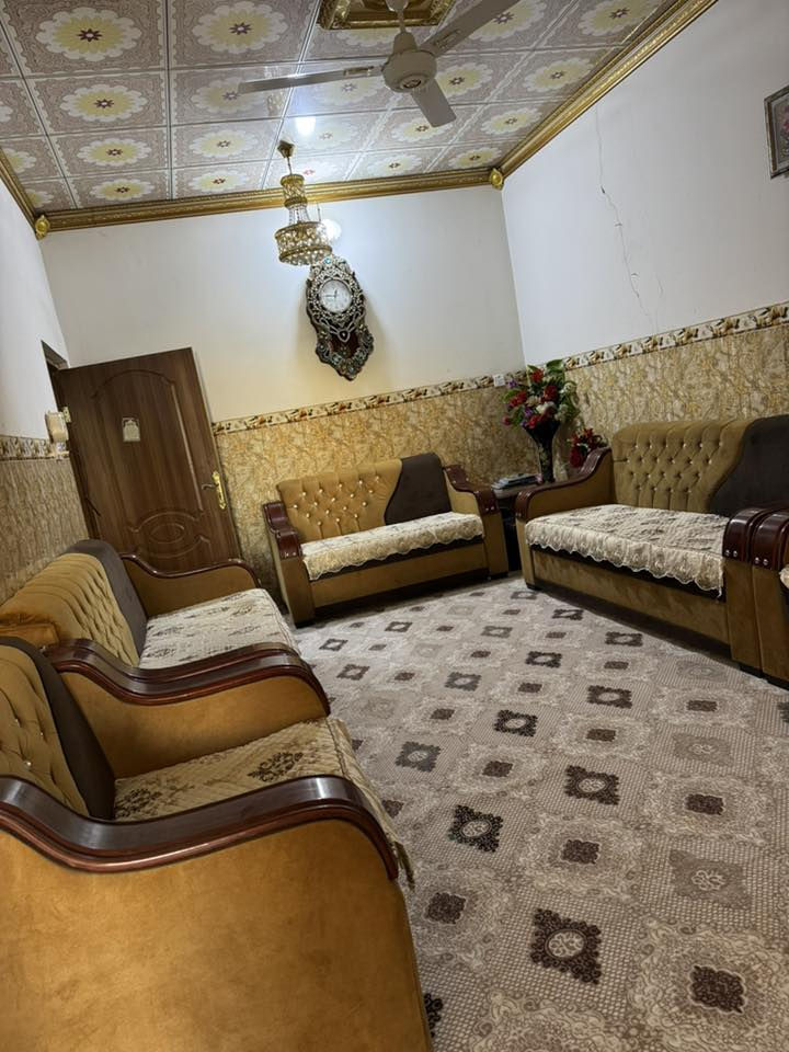 دار للبيع المساحة 130م زراعي الموقع حله حي الامام قرب المركز الصحي يحتوي الدار على غرفه نوم وصاله وكليدور ومطبخ وصحيات السعر 80 وبي مجال للشراي فقط للاستفسار ***********
