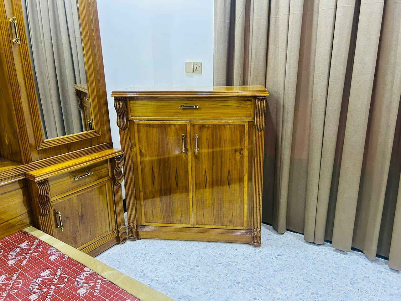 معمل نجارة الايهم 
تم تسليم طلب احد الزبائن في المدائن
الى الاخ ابو وليد العكيلي 
غرفة نوم 6 باب ملحق مسرح
اكتاف 8 سنتيم زان ثقيل
لف الابواب والمجرات زان مصري
تاج الكنتور والميز والجرباية زان مصري ثقيل
داخل وخارج صاج الوجة 5 ملم صاج طبيعي
الداخل 4 ملم صاج طبيعي
خشب روسي مصفى
للستفسار مراسلة الصفحة او اتصال
***********
***********
عنوان بغداد بسماية مقابيل مستشفى الجامعة اللبناني
يوجد خدمة توصيل
