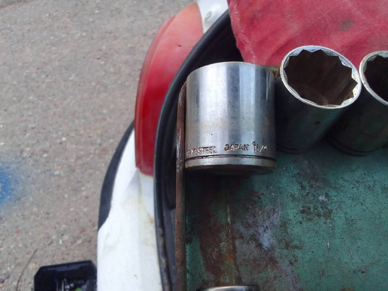 السلام عليكم عدة بهذا الشكل ياباني اصلي مؤسسة ثمانينات ستل ستيل ابو النص قياس بالانج العدد ١٤ قطعة مع ٢ قطعة ١٣,١٩ ملم الماني مع ٢ قطعة انجيكو ١٧,١٩ ملم  والسود ١٤,١٧,١٨,١٩,٢١ ملم السعر ٢٥ الف بدون عملة مكاني حي العامل *********** وات ساب
