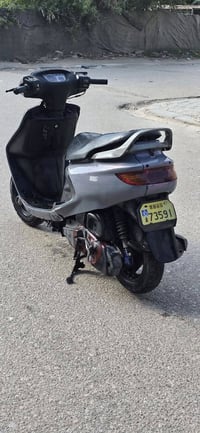 فراشة • محرك مكفول • زنون اصفر