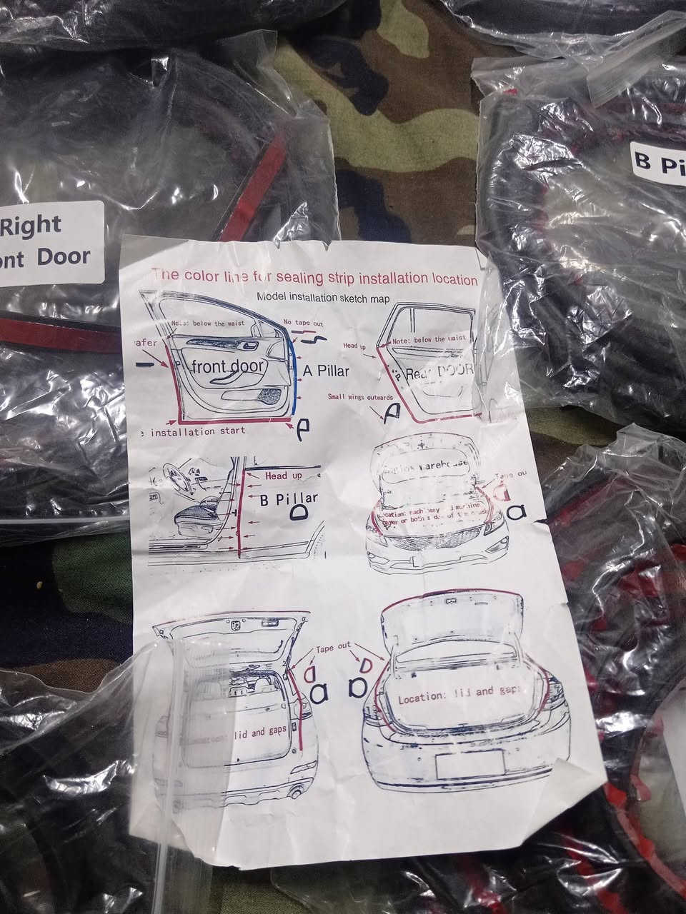 هذه ورقة تعليمات (دليل تركيب) لشرائط عزل الصوت والأتربة (Rubber Sealing Strips) المخصصة للسيارات. الورقة تشرح الأماكن الصحيحة لوضع كل نوع من أنواع الشرائط على الأبواب، غطاء المحرك، والجنطة (الصندوق الخلفي).
​إليك ترجمة وتوضيح لكل جزء مكتوب في الورقة لتسهيل عملية التركيب:
​1. الباب الأمامي (Front Door) & عمود الزجاج الأمامي (A Pillar)
​الخط الأحمر المتصل: يوضح مسار التركيب الأساسي على حافة الباب الأمامي (يبدأ من الأسفل ويصعد للأعلى).
​Note: below the waist: ملاحظة تعني أن التركيب يبدأ من أسفل خط مستوى زجاج النافذة.
​A Pillar (الخط الأزرق): هذا الشريط مخصص لعمود الزجاج الأمامي للسيارة (المثلث الأمامي). مكتوب بجانبه "No tape out"، والمقصود أن الجهة التي تحتوي على اللاصق لا تظهر للخارج، ويشير لشكل الشريط وحافته الصغيرة.
​2. الباب الخلفي (Rear Door)
​الخط الأحمر: يمتد على طول الحافة الخلفية والسفلية للباب الخلفي.
​Small wings outwards: يعني أن "الأجنحة الصغيرة" أو الشفة المرنة للشريط يجب أن تكون موجهة نحو الخارج لكي تعزل بشكل صحيح عند إغلاق الباب.
​3. عمود المنتصف (B Pillar)
​B Pillar: هذا الشريط يُثبت على العمود الأوسط للسيارة (بين الباب الأمامي والخلفي).
​Head up: يعني أن اتجاه الشريط (أو رأس القطعة) يجب أن يكون للأعلى أثناء اللصق. الشريط يأتي على شكل حرف O أو D كما موضح بالرسم.
​4. غطاء المحرك / البونيد (Engine Warehouse)
​الخط الأحمر: يوضع الشريط على الحواف الجانبية لغطاء المحرك لمنع دخول الأتربة ومياه الأمطار للمحرك.
​Location: machinery and machine cover on both sides of the crack: يعني يثبت في الفراغ/الشق الموجود بين غطاء المحرك والبدن (الجنح) على الجانبين.
​5. الجنطة / الصندوق الخلفي (Trunk / Lid and Gaps)
​الورقة توضح نوعين من السيارات في الأسفل (سيارة هاتشباك/SUV على اليسار، وسيارة صالون/سيدان عادية على اليمين):
​الخط الأحمر: يوضح مسار اللصق على حواف باب الصندوق الخلفي أو على مجرى تصريف المياه المحيط بالصندوق.
​Tape out: يعني اتجاه الشريط اللاصق يكون متموضعاً بالشكل الذي يضمن ثبات الحافة المفرغة (شكل حرف D أو P) في مكان الفراغ لتكبس عند الإغلاق.
​💡 نصائح عامة قبل التركيب:
​التنظيف الممتاز: نظف الأماكن التي ستلصق عليها جيداً بالماء والصابون، ثم امسحها بالكحول الطبي (السبيرتو) لإزالة أي زيوت أو واكس (شمع) لكي يمسك اللاصق بقوة.
​الدفء: إذا كان الجو بارداً، يفضل تدفئة الشريط اللاصق (باستخدام ششوار أو ترك السيارة في الشمس قليلاً) ليصبح غراء الـ 3M قوي المفعول.
​عدم الغسيل: تجنب غسل السيارة أو تعرضها للمطر لمدة 24 إلى 48 ساعة بعد التركيب لتضمن جفاف اللاصق تماماً.
​إذا كان هناك نوع شريط معين (مثل حرف D أو P) لم تعرف أين يوضع بالضبط، أخبرني به وسأوضح لك مكانه  بدقة! سعر. ١٥ الف ***********هاذارقمي واتساب
