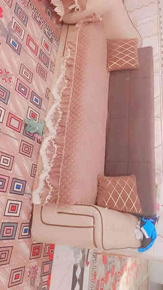 اغراض للبيع  نضيفات ثلاجه جديده استخدم ٧ اشهر كسر فلين  وكاونتر تكمه ٤ قطع وياه طباخ وغساله شغاله غسل وتجفيف بس بيبان مكسره ع فحص وعندي جربايه هيه ولدوشك مالها طبي  و٤مقاعد تخم  وافن ومبرده شغاله بس متروكه هم ع فحص *********** او مراسله خاص
