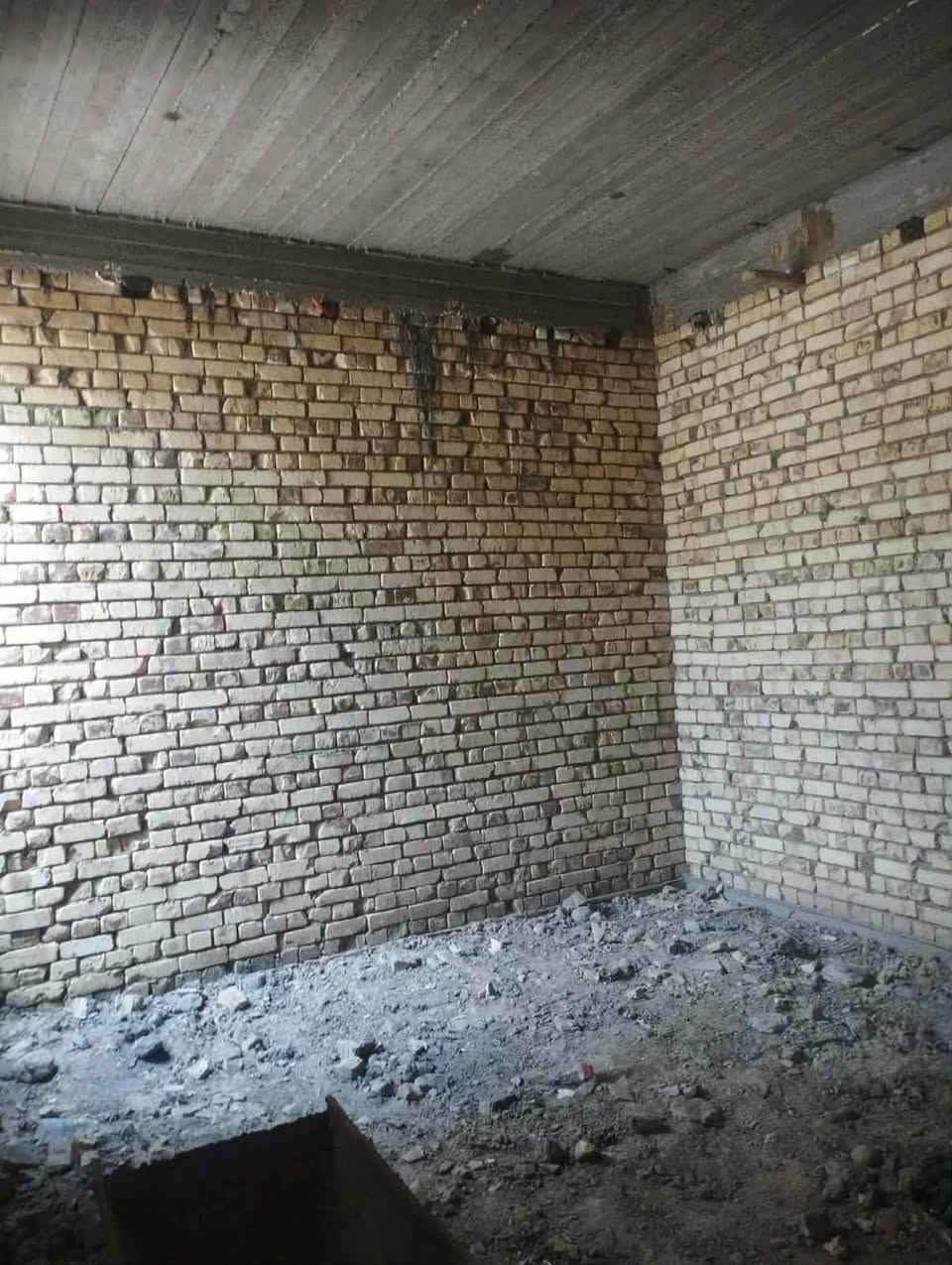 � فرصة مميزة لامتلاك بيت هيكل زراعي بموقع حيوي وسعر مناسب 🏡

إذا تبحث عن بيت تكمله حسب ذوقك وفي منطقة مخدومة، فهذه فرصة تستحق الاهتمام.

📍 الموقع:قريب من الحي الصناعي، مقابل شركة الناظر للزيوت.

🔹 نوع العقار: بيت هيكل زراعي.
🔹 المساحة: 200 متر².
🔹 التوزيع: غرفتان، صالة، استقبال، مطبخ، صحية داخلية وصحية خارجية.
🔹 البناء:طابوق.

✅ شارع صب.
✅ مجاري مكتملة.
✅ ماء وكهرباء.
✅ مولدة.
✅ منطقة مخدومة بالكامل.
✅ مشمول بالتطويب.

💰 السعر: 55 مليون دينار فقط.

📞 للاستفسار والمعاينة:
مكتب نجمة الإبداع للعقارات
📱 ***********
📱 ***********
📱 ***********

✨ لا تضيع الفرصة… موقع ممتاز، خدمات متكاملة، وسعر منافس يناسب السكن أو الاستثمار
