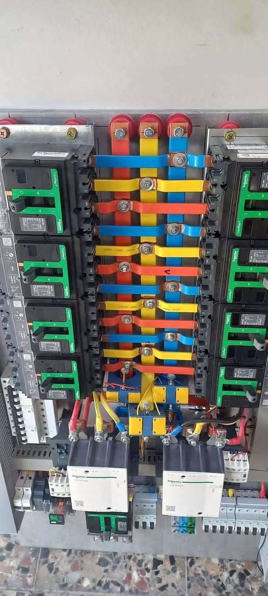 نقدم لكم افضل خدمات الكهرباء الحديثه للبيوت والمشاريع.
💹 قرائه وتطبيق المخططات الهندسيه بدقه. 
🏭 تأسيس كهرباء جديد كامل. 
💡اناره حديثه؛؛ (سبورت لايت +بروفايل ديكور). 
🪛صيانه واصلاح الاعطال الكهربائيه. 
⚡تأسيس الشبكات والبنيه التحتيه الكهربائيه 
⚡فحص وتعديل الشبكات الكهربايه. 
🧑‍🔧تصنيع وتنصيب البوردات المنزليه وبوردات ATS control بأحتراف 
تسليك الاسلاك والقابلوات بشكل امن ومنضم. 
🛗تنصيب المصاعد والكرينات الكهربائيه 
تركيب كافه النقاط والمفاتيح والمأخذ. 
تشطيبات نهائيه متازه. 

دقه بالعمل؛ سرعه بالانجاز والاتزام بالمواعيد؛ خبره ممتازه.
نغطي جميع المحافضات ولمناطق
📲🤙 للحجز ولاستفسار ***********
