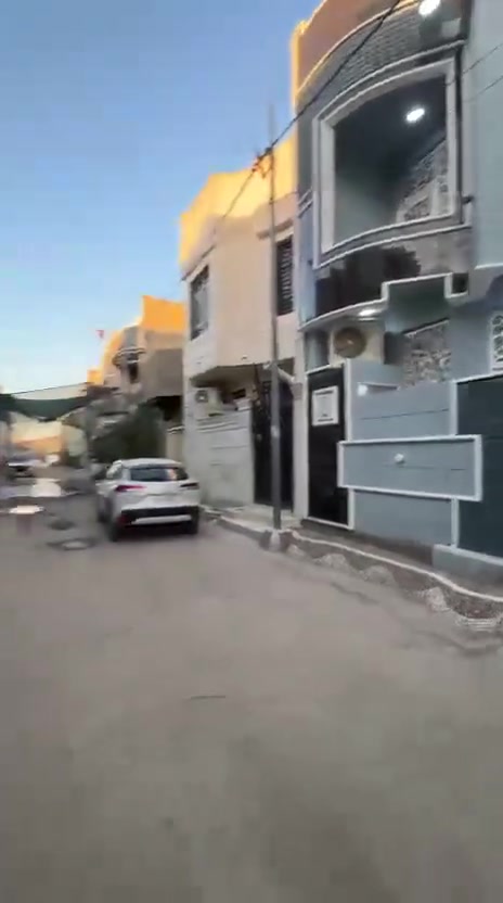 للبيع دار في كربلاء المقدسة مقابيل مستشفى الكفيل 

المساحه,,100متر مربع 
البناء طابوق طابقين 
بناء حديث 
4غرف نوم  
اثاث البيت مباع مع البيت 
البيت كوله درجه اوله. للبيع مع الاثاث فقط. 
الاتصال او مراسله الصفحه ***********
