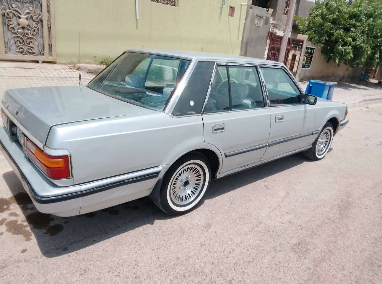 السلام عليكم سوبر موديل 1985 للبيع كير ومحرك بطه تبريد ثلج تخم تاير جديد رقم بغداد نكليزي سنويه جديده صدر جديد كهربائيات كله شغاله السعر 45 مكان السيارة واسط الصويرة للاستفسار ***********
