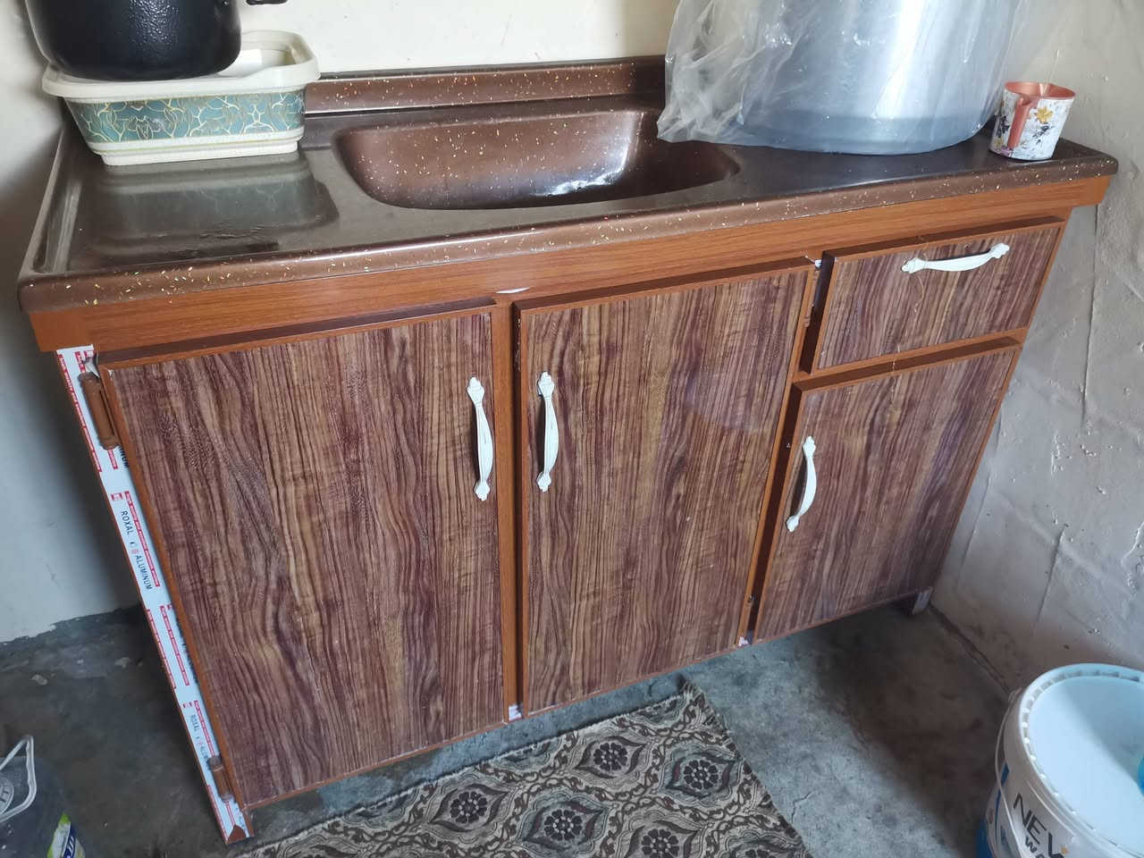 للبيع كاونتر مترين ونص مستعمل شي قليل مكان موصل حي الحدباه سعره425وبي مجال***********
