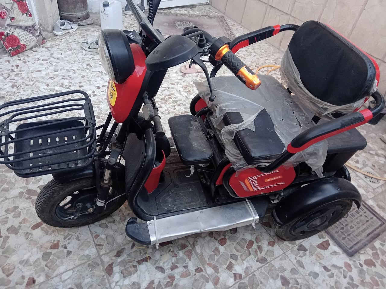 سلام عليكم دراجه شحن ٣ عجلات نسبه النضافه ١٠٠% استخدام قليل للبيع
الاستفسار 
***********
