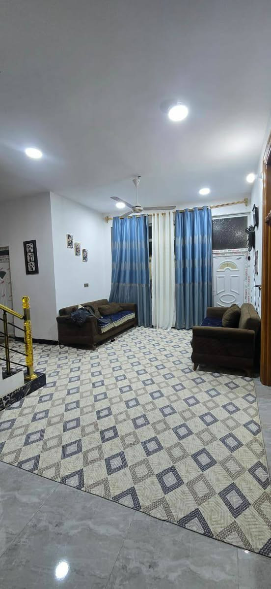 (( #عرض بيــــع سكني #مميز ))
-------------------
#للبيع دار بمساحة 200m².. #قرب 
الشارع العام...#التفاصيل:-
🔷️جنس العقار: طابو ملك صرف ..
🔷️الواجهة والنزال: 10m² ×20m²..
🔷️بناء حديث فول مواصفات طابق واحد..
🔷️بناء بلوك سنة2021 نظيف ومرتب جدا
🔷️ع شارع بعرض 15m²..
🔷️غرف منام عدد 2 ..
🔷️صالة + إستقبال + مطبخ + ومناور 
🔷️صحيات داخلية وخارجية + #وكراج للسيارة + خدمات جيدة ماء وكهرباء ..
🔷️الموقع :  ديالى  بعقوبة  - حي الجامعة - كاطون الرازي م27  #مجاور مجمع الرافدين السكني 
🔷️#للإستفسار اكثر تواصل معي عبر الرقم       
 الآتي:-📲***********📲 
#متوفر واتس اب بالرقم اعلاه ☝☝☝
