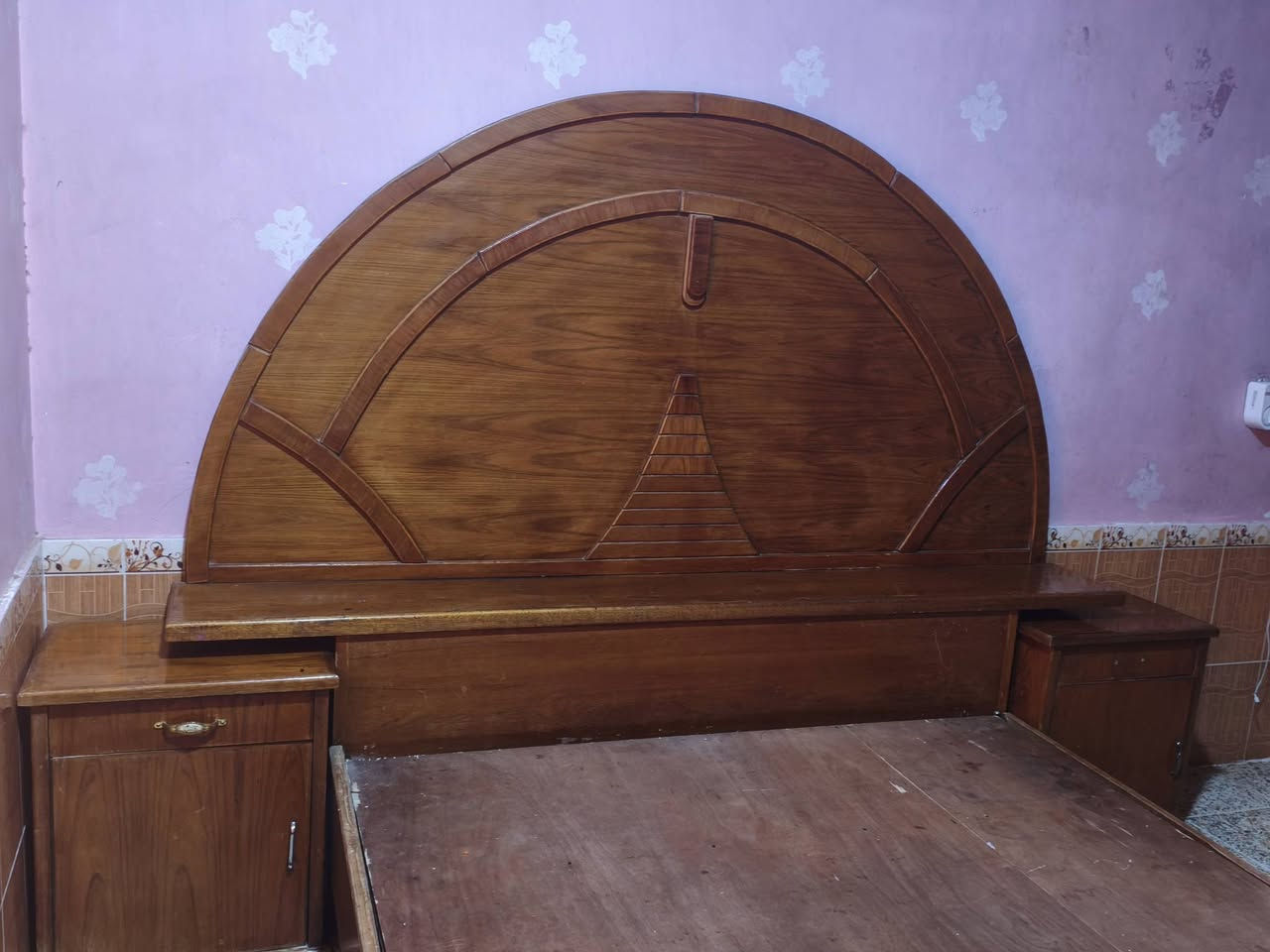 السلام عليكم
غرفة اخشاب للبيع 
مكاني الكرابله مقابيل دائرت الطرق وا الجسور
*********** بي واتساب
