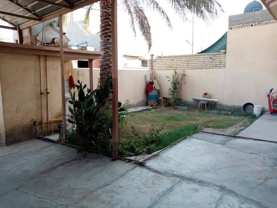 دار للبيع 🏠
📍 الموقع: الفلوجة – حي الشهداء الأولى، قرب جامع الرقيب

📋 نوع الملكية: طابو صرف (سند رسمي)

📐 المساحة: 300 م²
📏 الواجهة: 12 م
📏 النزال: 25 م
🛣️ عرض الشارع: 12 م

🏠 مواصفات الدار:

* بناء طابوق من التسعينات.
* استقبال وصالة كبيرة وصالة صغيرة.
* غرفتين نوم في الطابق الأول.
* مطبخ حار ومطبخ بارد.
* حمام سيراميك.
* منوران كبيران.
* صحيات داخلية وخارجية.
* غرفتين نوم +مخزن في الطابق الثاني.
السعر المتر (850) ألف بي مجال بسيط 
للتواصل ***********-***********
