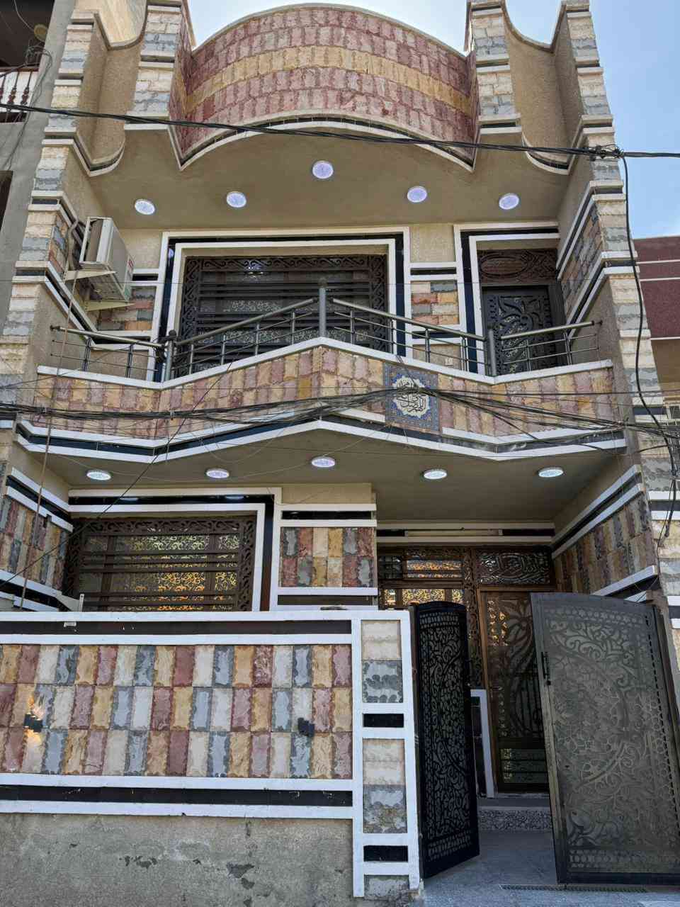 سلام عليكم من رخصت صاحب الكروب بيت البيع بناءحديث مساحه 100 متر يحتوي على 3نوم+ستقبال+حولي كبير+مطبخ حار بارد+حمامات فوك وجوه موقع محترم خدمات كامله لستفسار على رقم ***********
