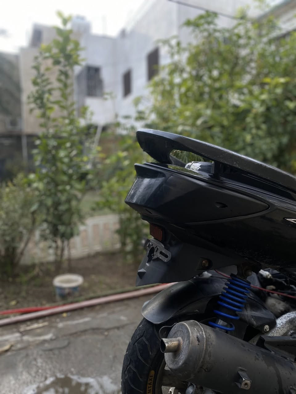 سلام عليكم دراجه سكنس فحل كابريتر Two color 
لون رصاصي واسود الدراجه كوريه موديل 2009
1-مكينه بوشه وبستم بلادي
2-كلج خلفي رياضي وخرز كلج امامي رياضي 
3-صالنصه شايل الكاتم 
4-الدراجة شلعه ومعدل حلوه لايت زنون 
5-بيه اوراق
 6-ويل امامي خلفي رياضي 
7-يدات رياضي قبق فلاوين رياضي 
8-الدراجة كاملة سلف وهندر نكرة شوكت ما تريد 
السعر: 550وبيه مجال
مكاني: القاهرة قرب الموال
رقمي: ***********
ملاحظة🚫: ما متواجد على الفيس فقط رصيد و واتساب
