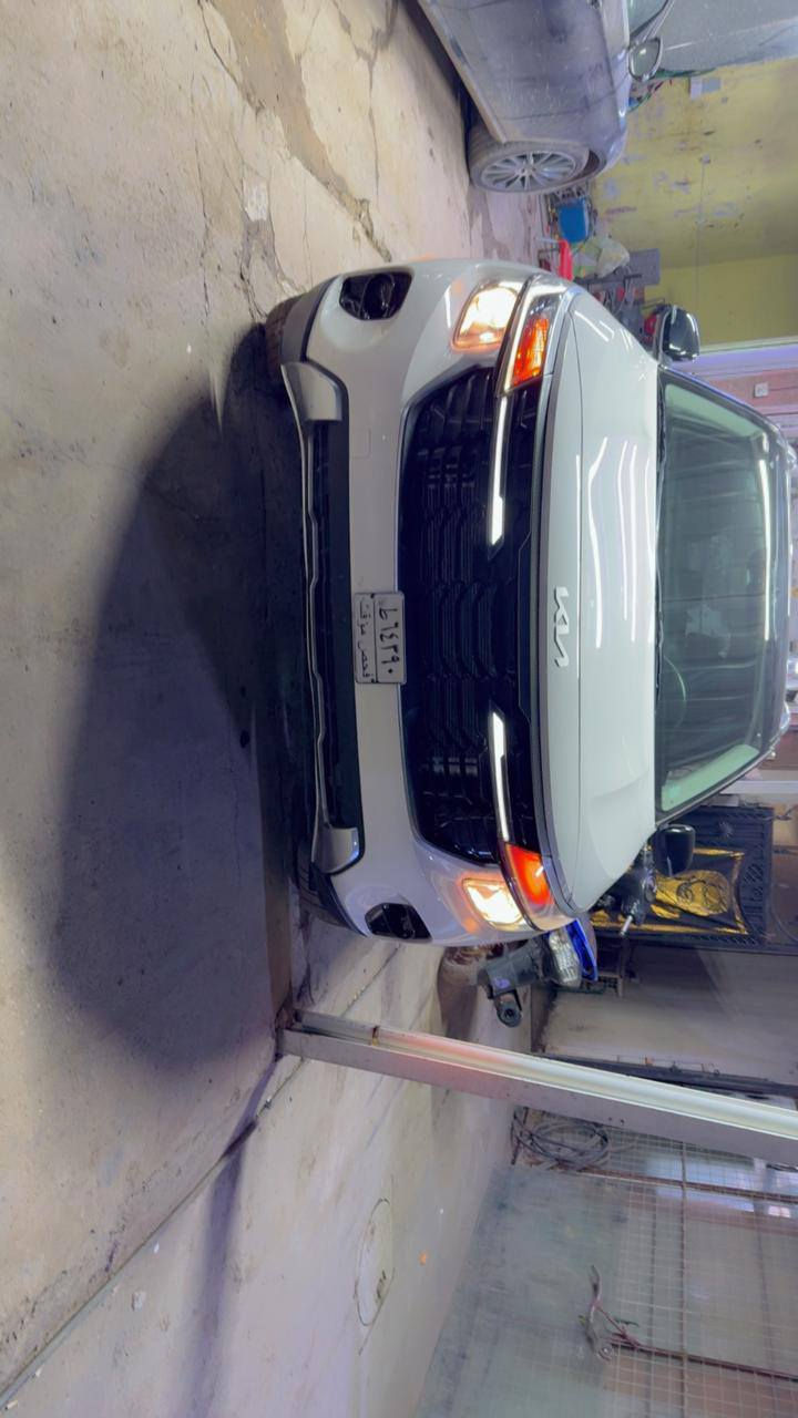 السلام عليكم 
للبيع. كيا سيلتوز.      
                            موديل : 2024  وارد امريكي 
 لون ابيض.  تو كلر.  
سياره حادثه .بس دعاميه فقط.   
 والسيارة احله من الصوره بل خير عل يأخذه 🇮🇶
مكان السياره : بغداد 
رقم الهاتف :‏‪0770 582 5668‬‏
