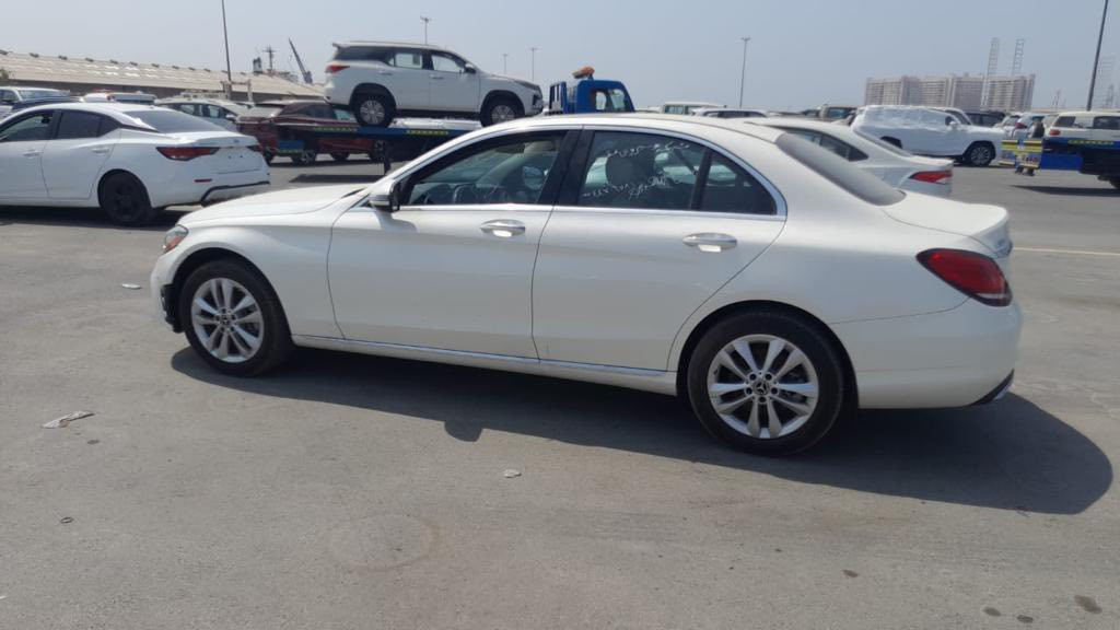 السلام عليكم
مارسيدس c300  2021 

للبيع 

رقم دهوك سيارة باسمي تحويل ثاني يوم

الضرر موجود بصورة بولند تبديل شركة بدون صبغ 

مواصفات فتحه 

بصمة تشغيل بصمة ابواب 

مقاعد تدفئة 

رادارات 

تنبية الاصطدام الامامي

وباقي المواصفات العروفه 
ماشية ٧٠ ميل 

السعر ٣٠٥ ورقه بية مجال 

رقم الهاتف ***********
